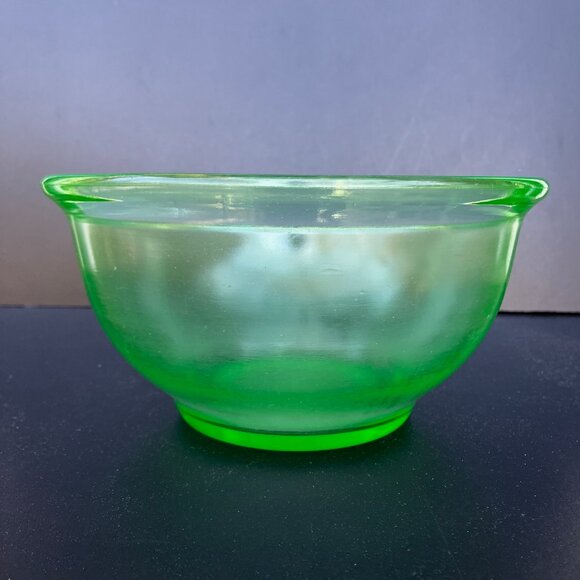 Hazel Atlas Green Uranium Glass 7 inch Rolled Lip Mixing Bowl - Picture 8 of 12